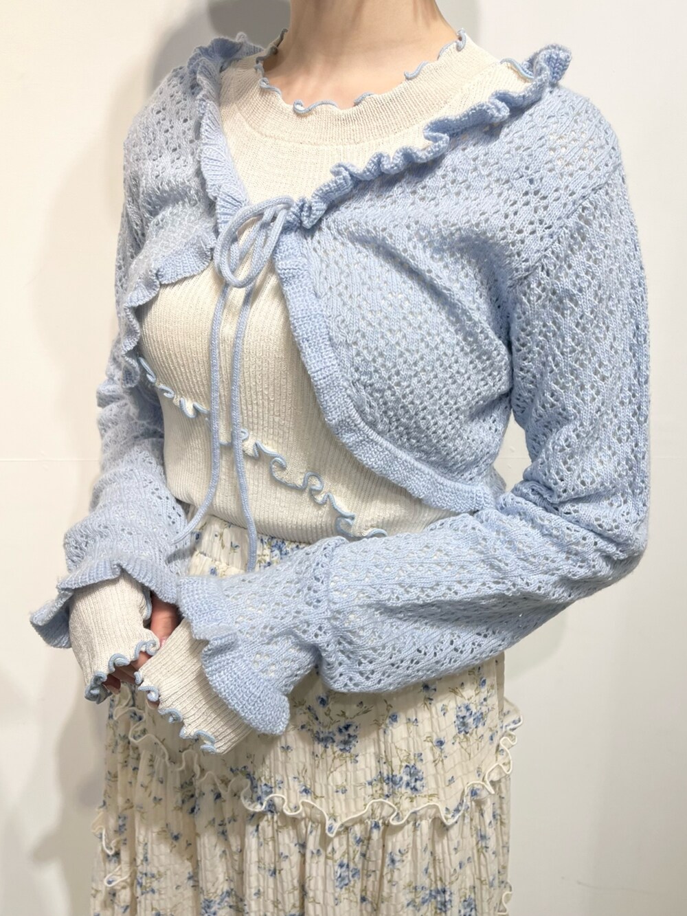 ブルー系のカーディガン/ボレロ、ホワイト系のTシャツ/カットソー、ホワイト系のショルダーバッグを着用したレディースの春コーディネートの9枚目の写真