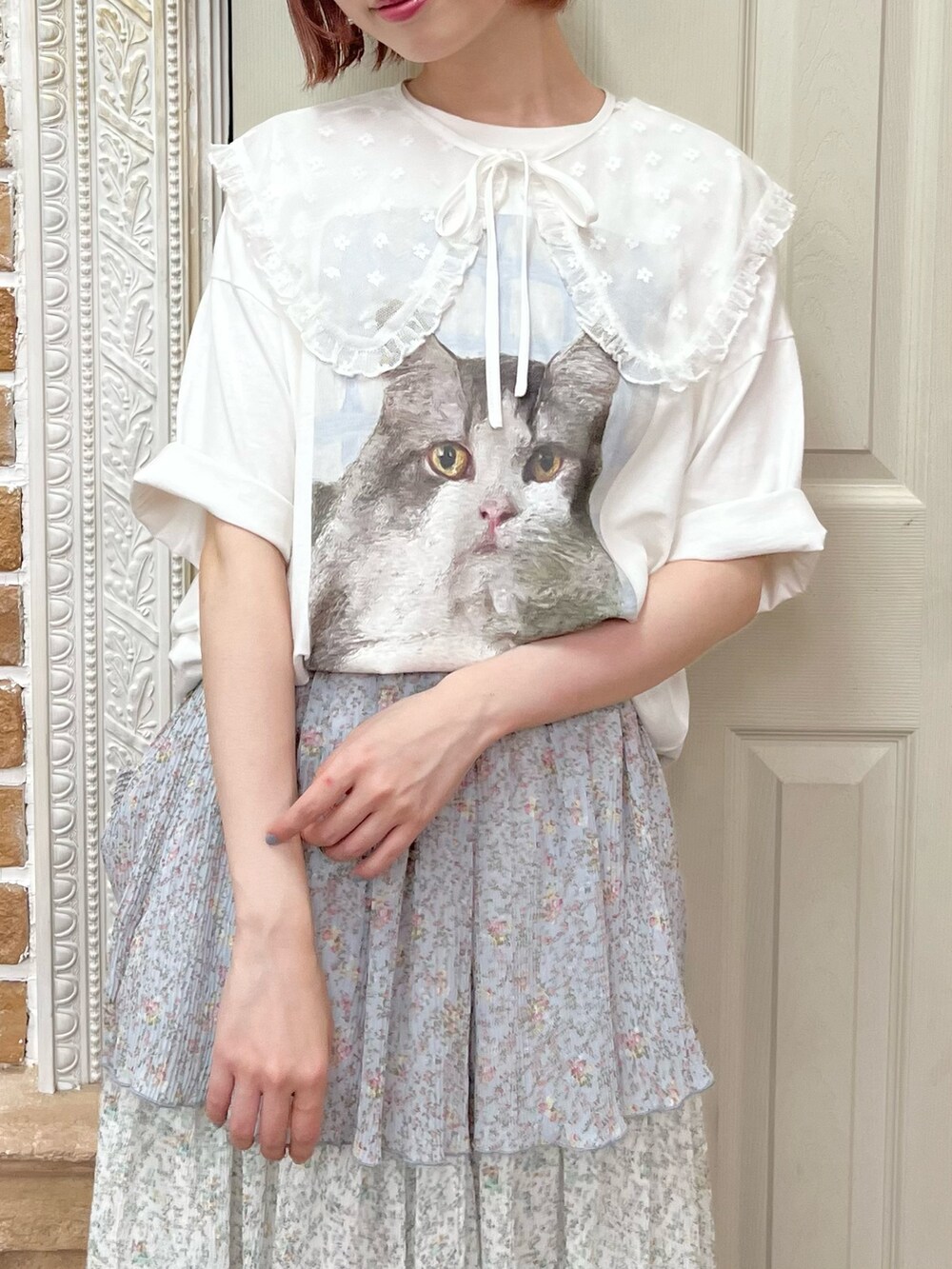 ホワイト系のTシャツ/カットソー、ブルー系のスカート、ホワイト系のスニーカーを着用したレディースの夏コーディネートの5枚目の写真