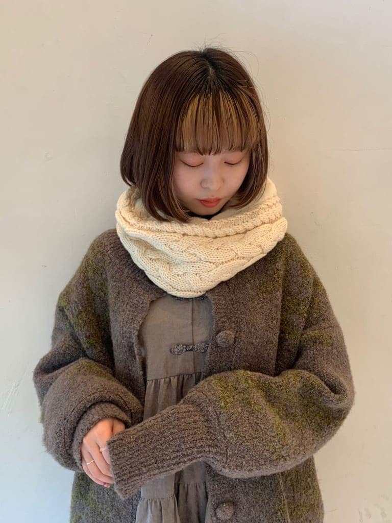 ホワイト系のローファー、ベージュ系のワンピース、パープル系のカーディガン/ボレロを着用したレディースの冬コーディネートの7枚目の写真