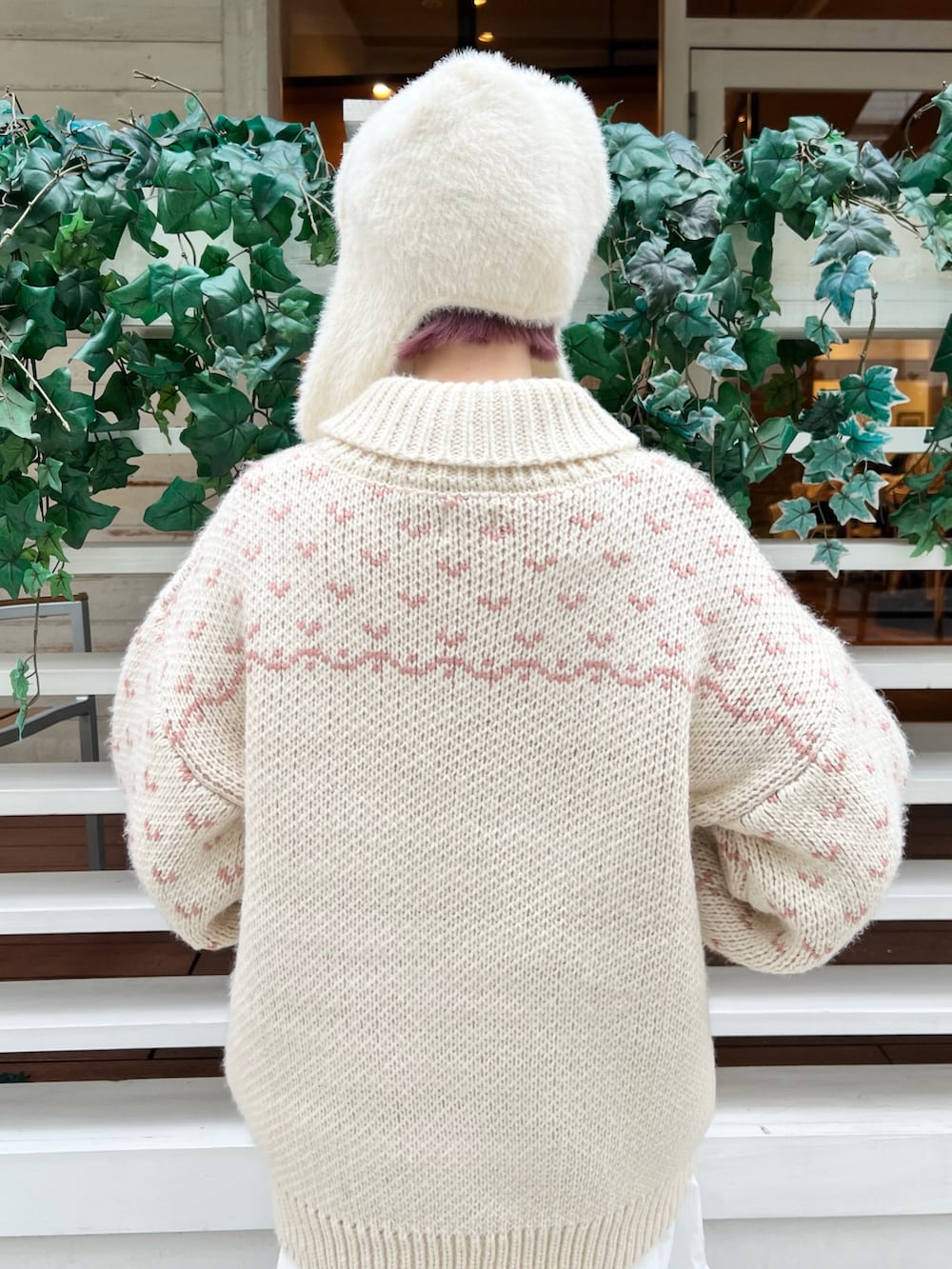 ピンク系のカーディガン/ボレロ、グレー系のスウェットパンツ、ピンク系のショルダーバッグを着用したレディースの秋コーディネートの8枚目の写真