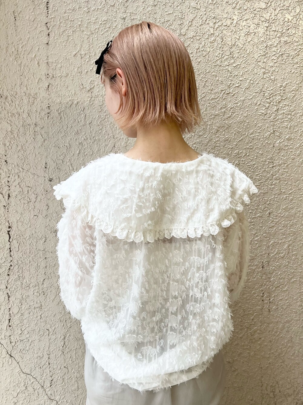 ホワイト系のシャツ/ブラウス、グレー系のスラックス、ブラック系のバレエシューズを着用したレディースの夏コーディネートの8枚目の写真