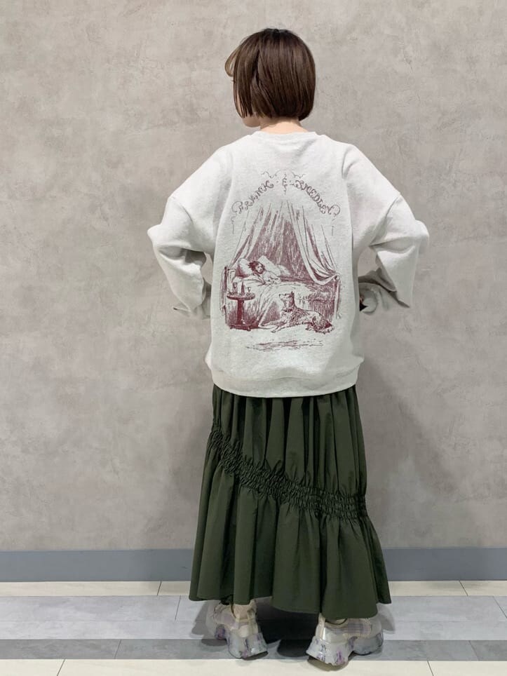 ベージュ系のスカート、ホワイト系のスニーカー、ホワイト系のスウェットを着用したレディースの冬コーディネートの2枚目の写真