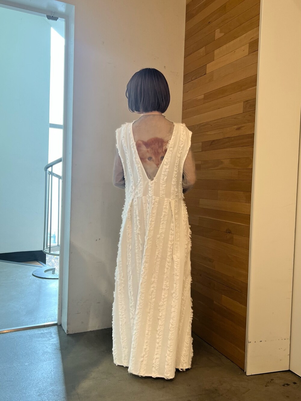 ホワイト系のワンピース、ベージュ系のTシャツ/カットソー、ベージュ系のパンプスを着用したレディースの春コーディネートの4枚目の写真