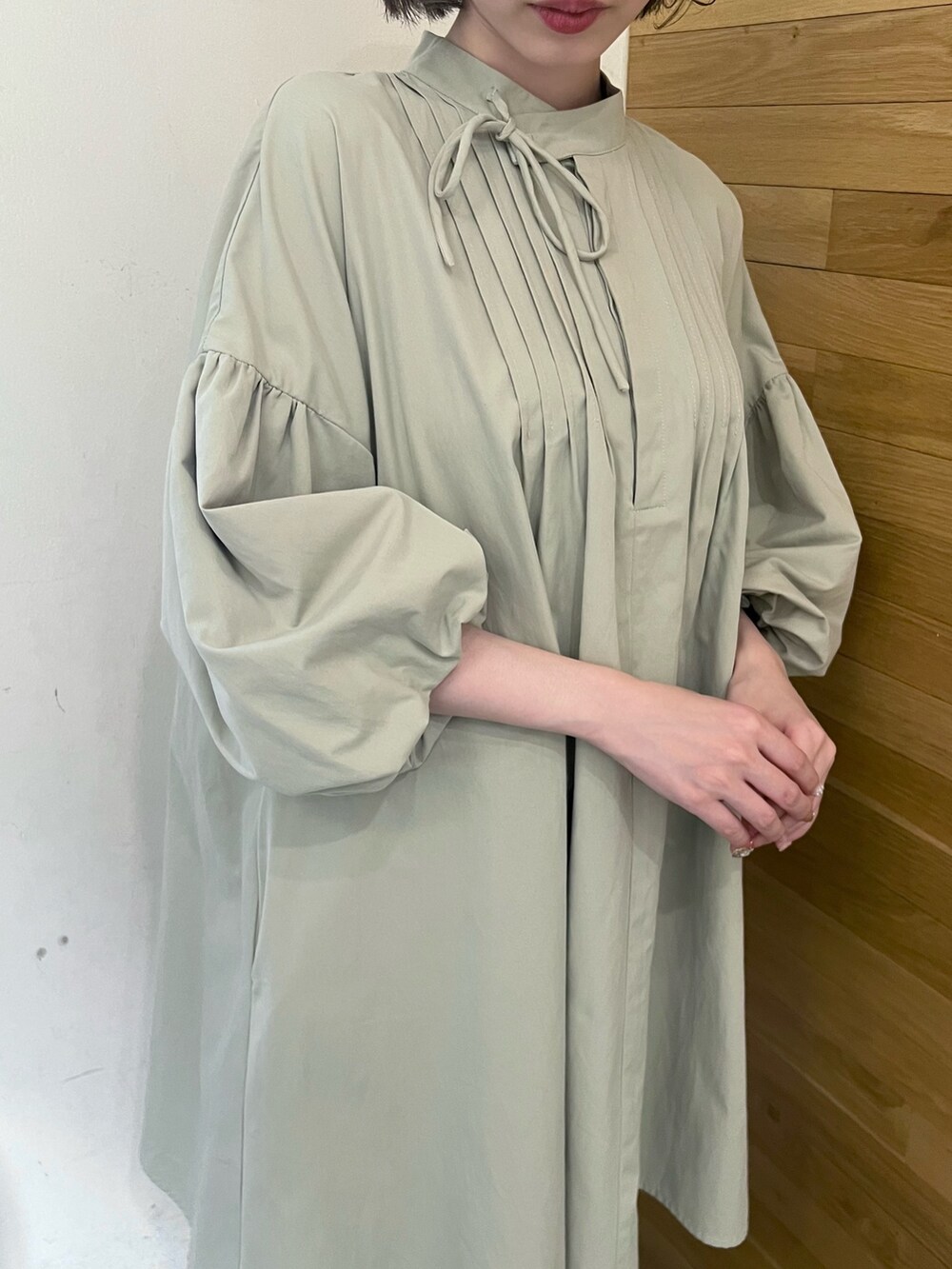 ピンク系のその他パンツ、ゴールド系のパンプス、グリーン系のワンピースを着用したレディースの春コーディネートの6枚目の写真