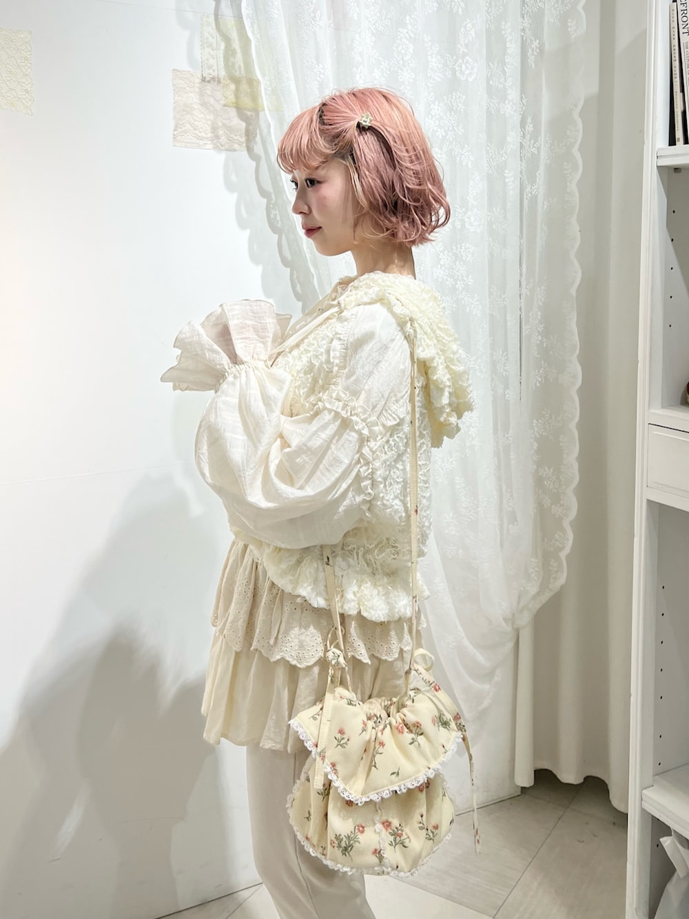 ホワイト系のスニーカー、ホワイト系のスウェットパンツ、ホワイト系のショルダーバッグを着用したレディースの冬コーディネートの8枚目の写真