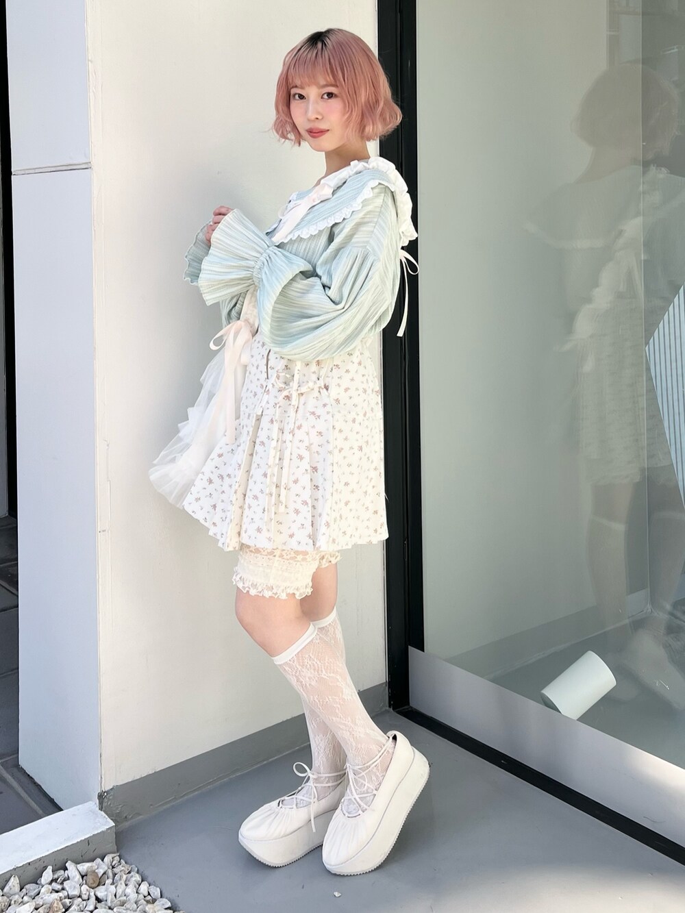 グリーン系のシャツ/ブラウス、ホワイト系のバレエシューズ、ホワイト系のトートバッグを着用したレディースの冬コーディネートの2枚目の写真