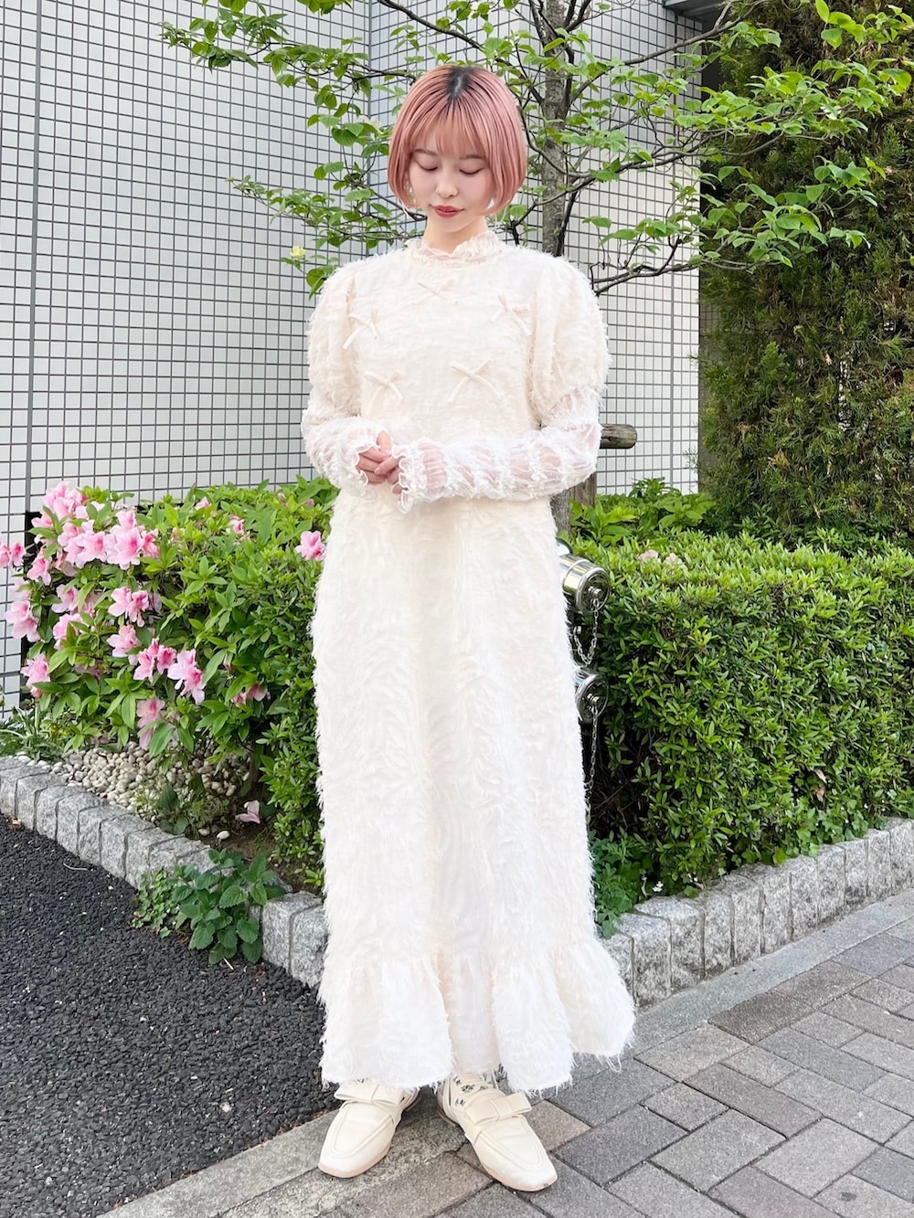 ホワイト系のワンピース、ホワイト系のTシャツ/カットソー、ホワイト系のローファーを着用したレディースの夏コーディネートの3枚目の写真