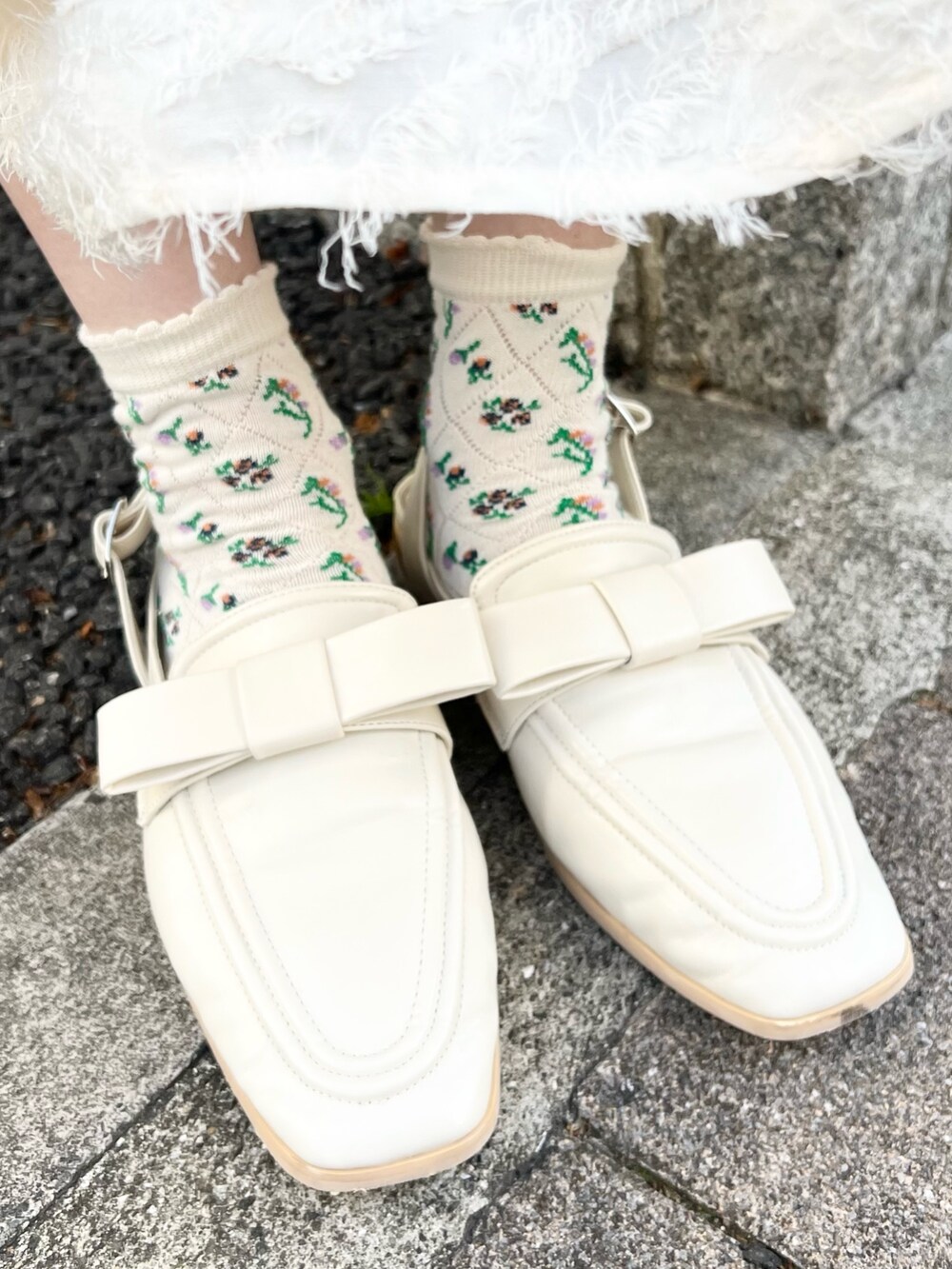 ホワイト系のワンピース、ホワイト系のTシャツ/カットソー、ホワイト系のローファーを着用したレディースの夏コーディネートの10枚目の写真