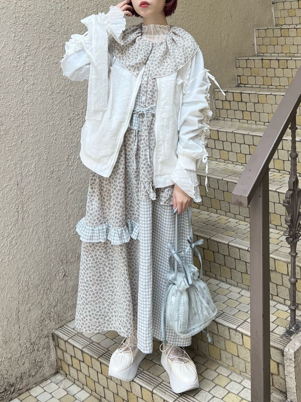 ホワイト系のバレエシューズ、ホワイト系のTシャツ/カットソー、ホワイト系のブルゾンを着用したレディースの春コーディネートの6枚目の写真