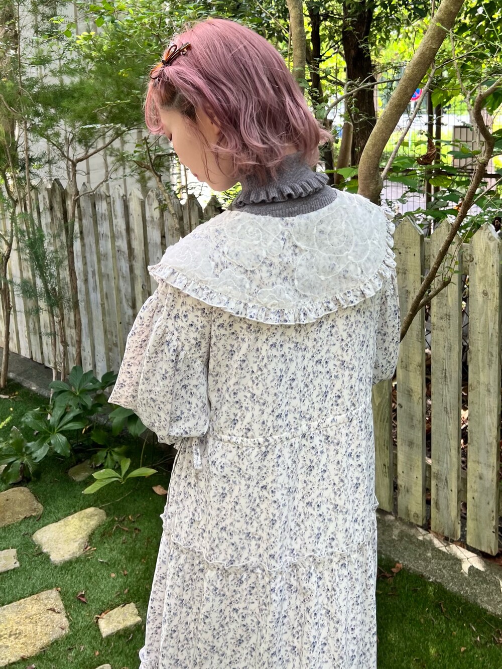 ホワイト系のワンピース、グレー系のニット/セーター、ブラック系のスニーカーを着用したレディースの秋コーディネートの7枚目の写真