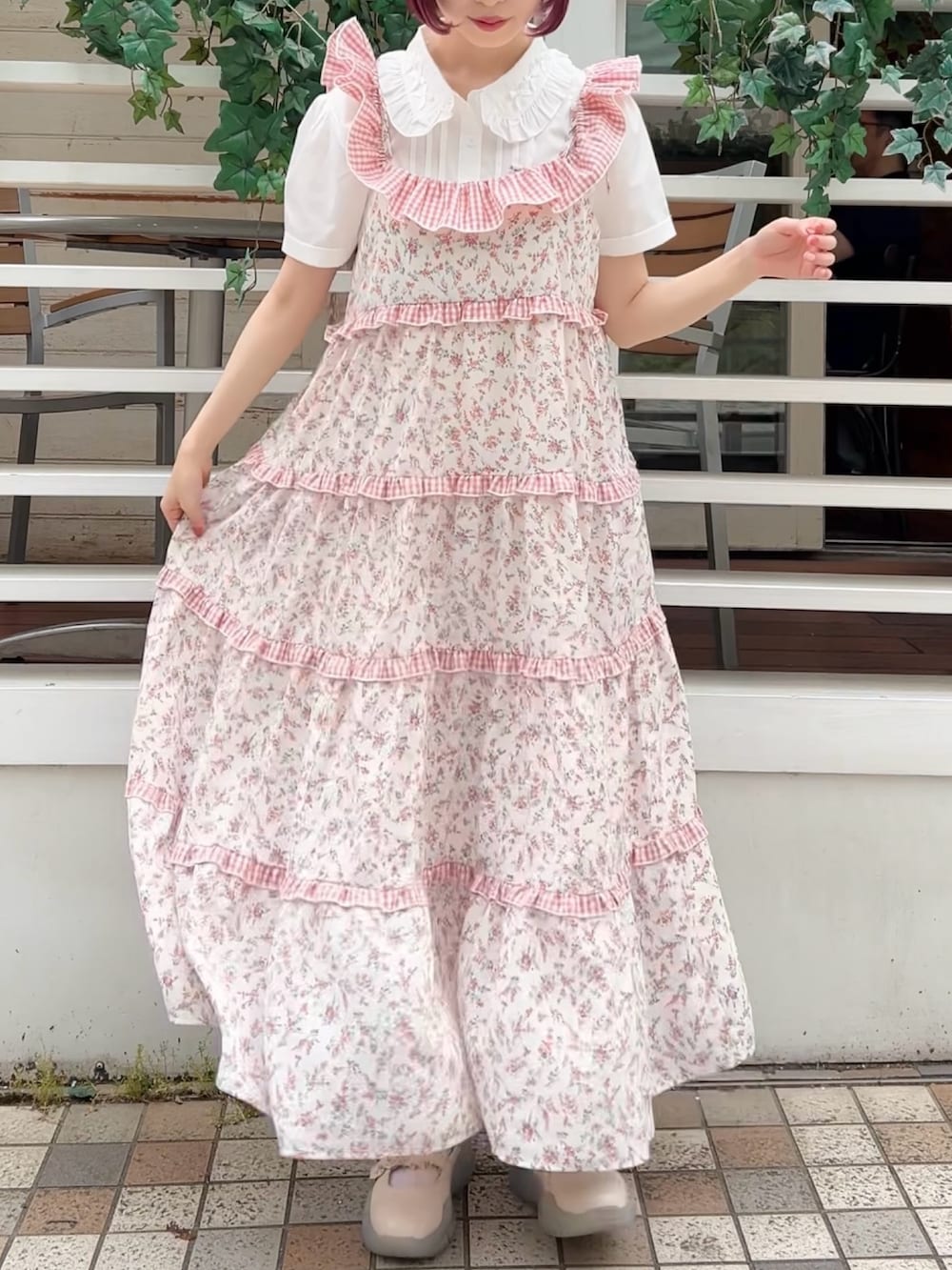 ホワイト系のシャツ/ブラウス、ピンク系のワンピース、ホワイト系のスニーカーを着用したレディースの春コーディネートの7枚目の写真