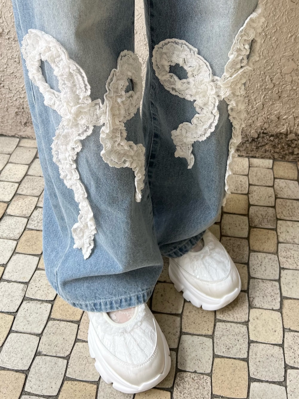 ホワイト系のTシャツ/カットソー、ホワイト系のシャツ/ブラウス、ブルー系のデニムパンツを着用したレディースの春コーディネートの10枚目の写真