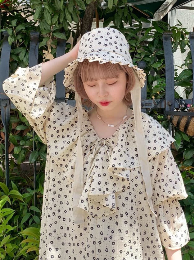 ホワイト系のハットを着用したレディースの夏コーディネートの4枚目の写真