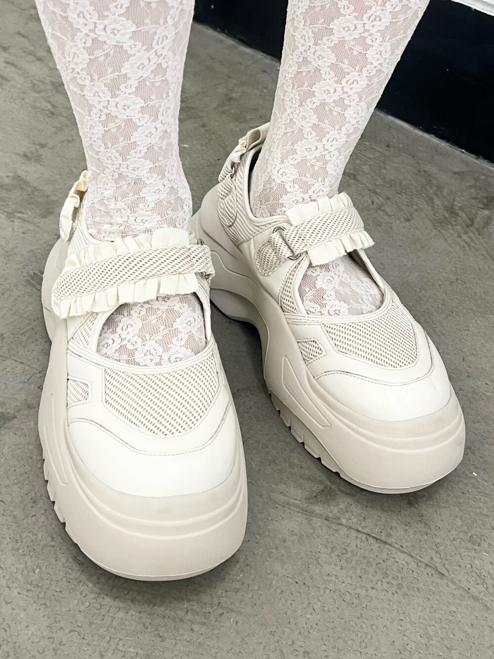 ベージュ系のワンピース、ホワイト系のスニーカーを着用したレディースの秋コーディネートの7枚目の写真