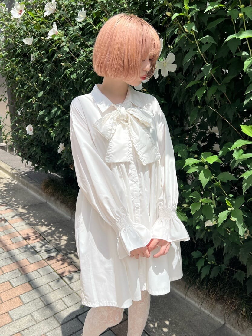 ホワイト系のワンピース、ホワイト系のローファーを着用したレディースの秋コーディネートの4枚目の写真