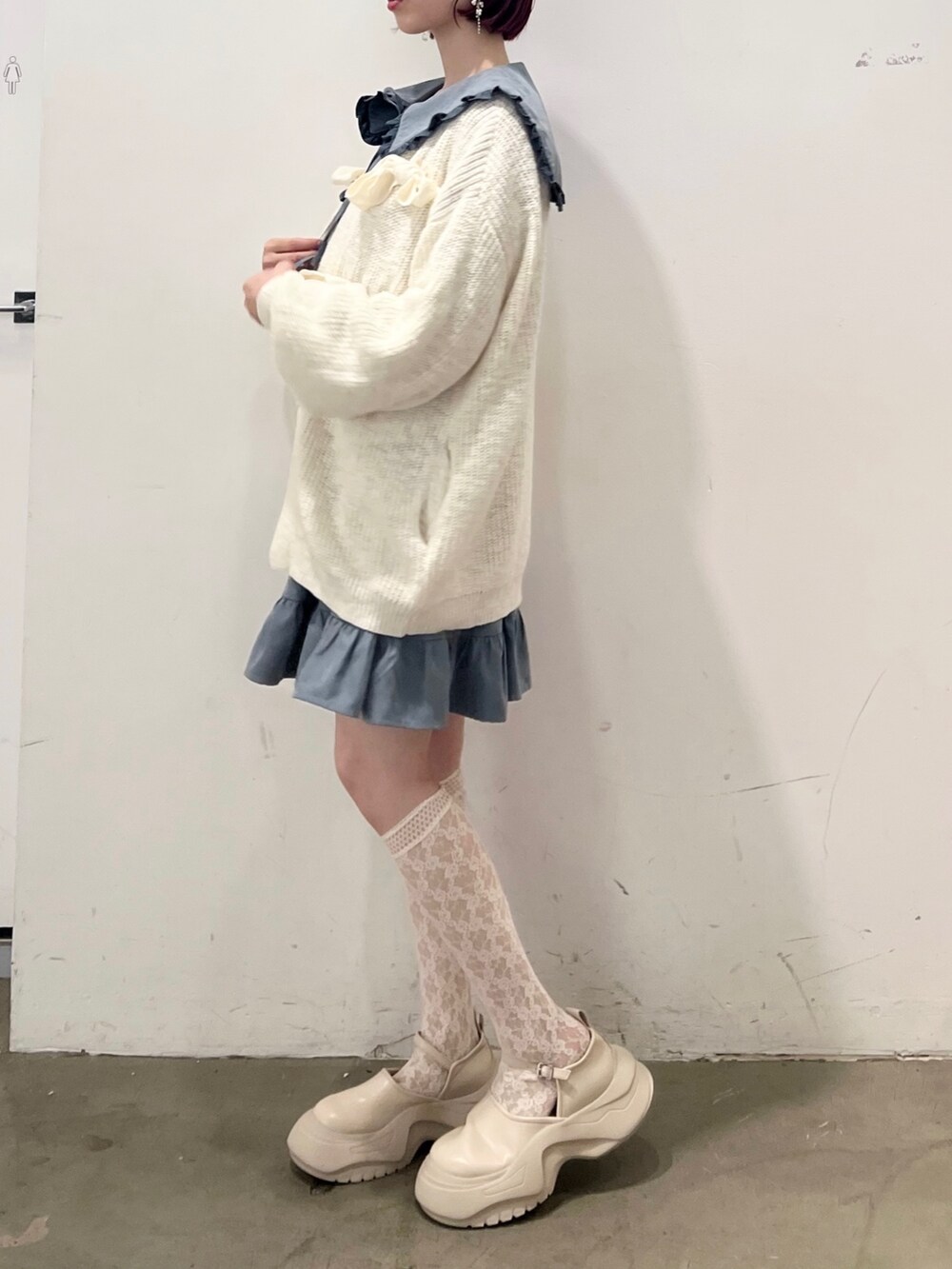 ブルー系のワンピース、ホワイト系のカーディガン/ボレロ、ホワイト系のスニーカーを着用したレディースの秋コーディネートの6枚目の写真