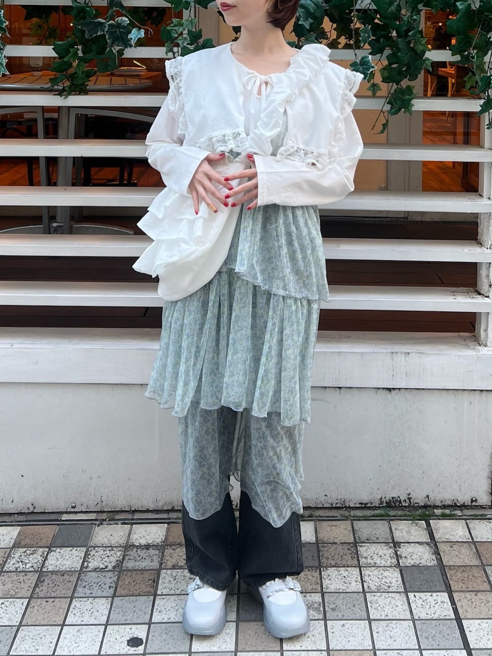 ホワイト系のTシャツ/カットソー、グリーン系のワンピース、ブラック系のデニムパンツを着用したレディースの春コーディネートの6枚目の写真