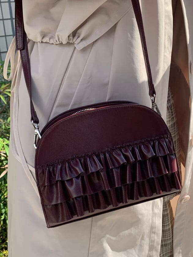 ベージュ系のスカート、ホワイト系のトレンチコート、ホワイト系のパンプスを着用したレディースの冬コーディネートの7枚目の写真