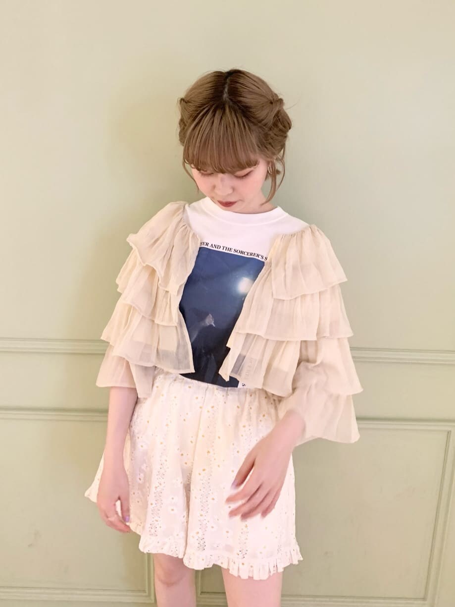 ブラック系のショルダーバッグ、ホワイト系のTシャツ/カットソー、ホワイト系のその他パンツを着用したレディースの春コーディネートの5枚目の写真