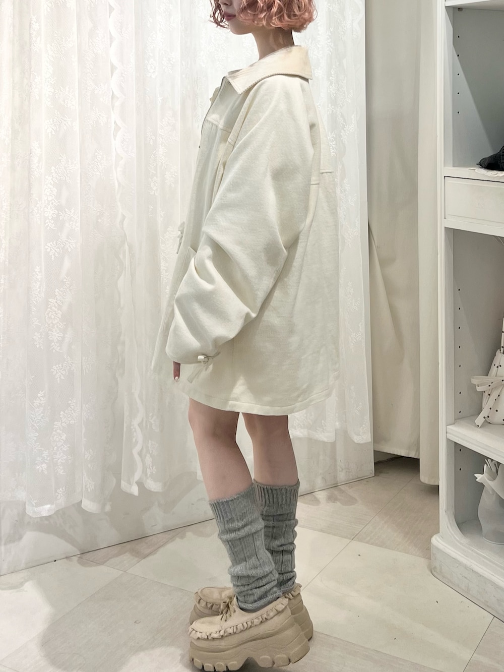 イエロー系のTシャツ/カットソー、ホワイト系のブルゾン、ホワイト系のスカートを着用したレディースの夏コーディネートの4枚目の写真