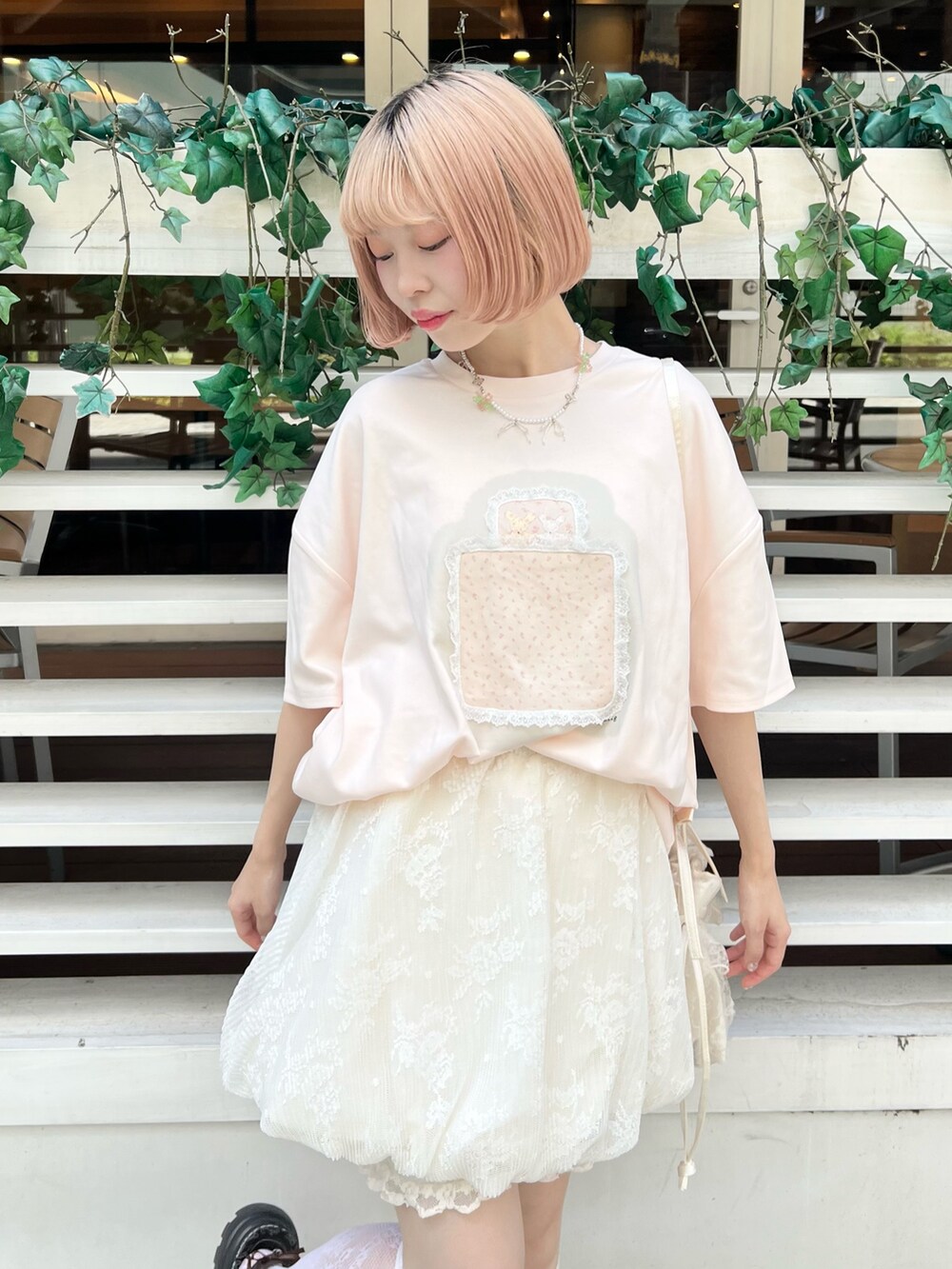 ピンク系のTシャツ/カットソー、ブラウン系のサンダル、ホワイト系のショルダーバッグを着用したレディースの夏コーディネートの5枚目の写真