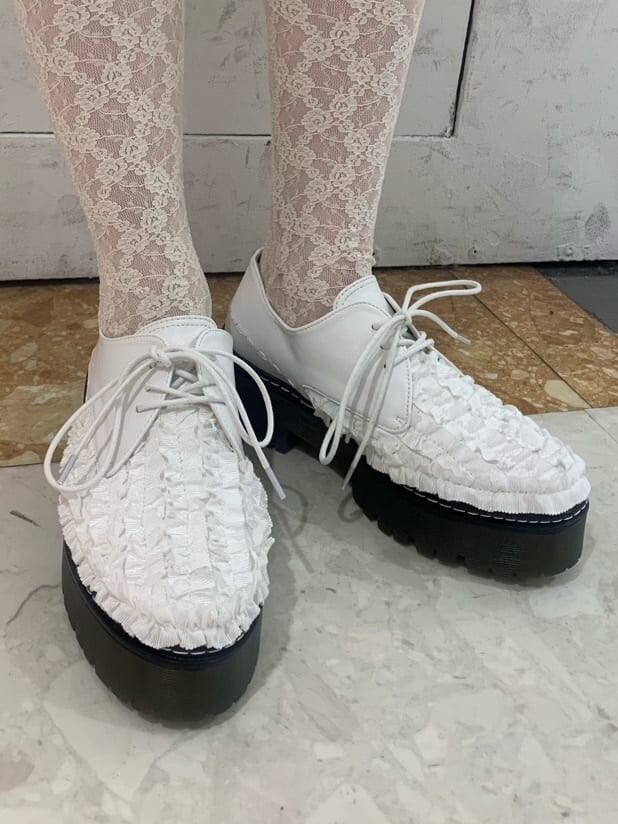 ホワイト系のチュニック、ホワイト系のその他シューズ、ホワイト系のその他パンツを着用したレディースの春コーディネートの6枚目の写真
