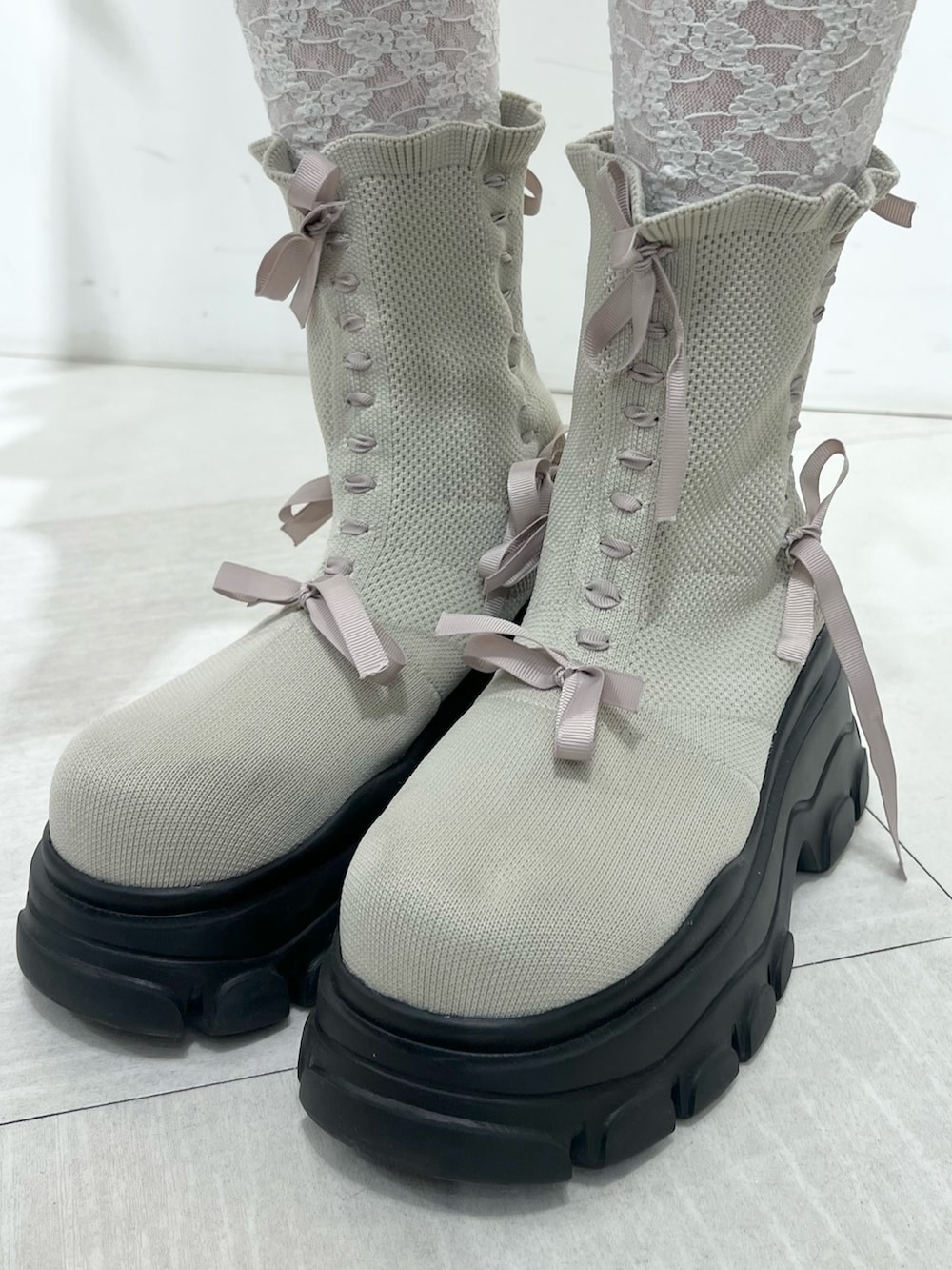 グレー系のパーカー、ホワイト系のスカート、ブルー系のショルダーバッグを着用したレディースの秋コーディネートの10枚目の写真