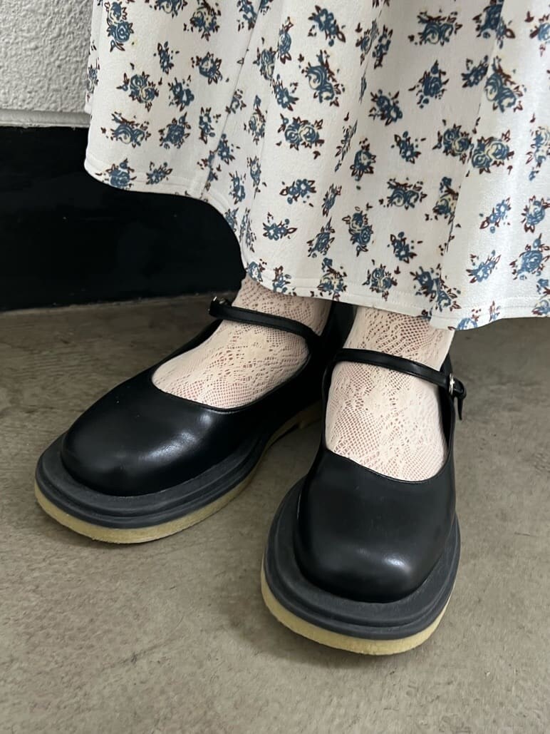 ホワイト系のスカート、ブラック系のパンプス、ベージュ系のTシャツ/カットソーを着用したレディースの夏コーディネートの10枚目の写真