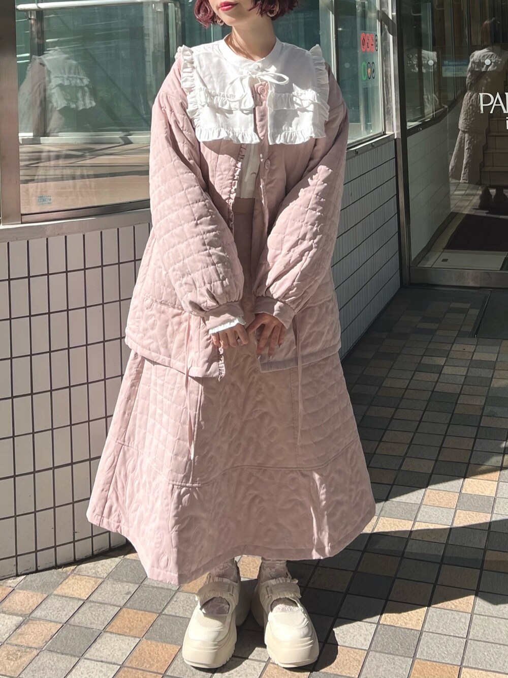 ピンク系のスカート、ピンク系のブルゾン、ホワイト系のシャツ/ブラウスを着用したレディースの秋コーディネートの6枚目の写真