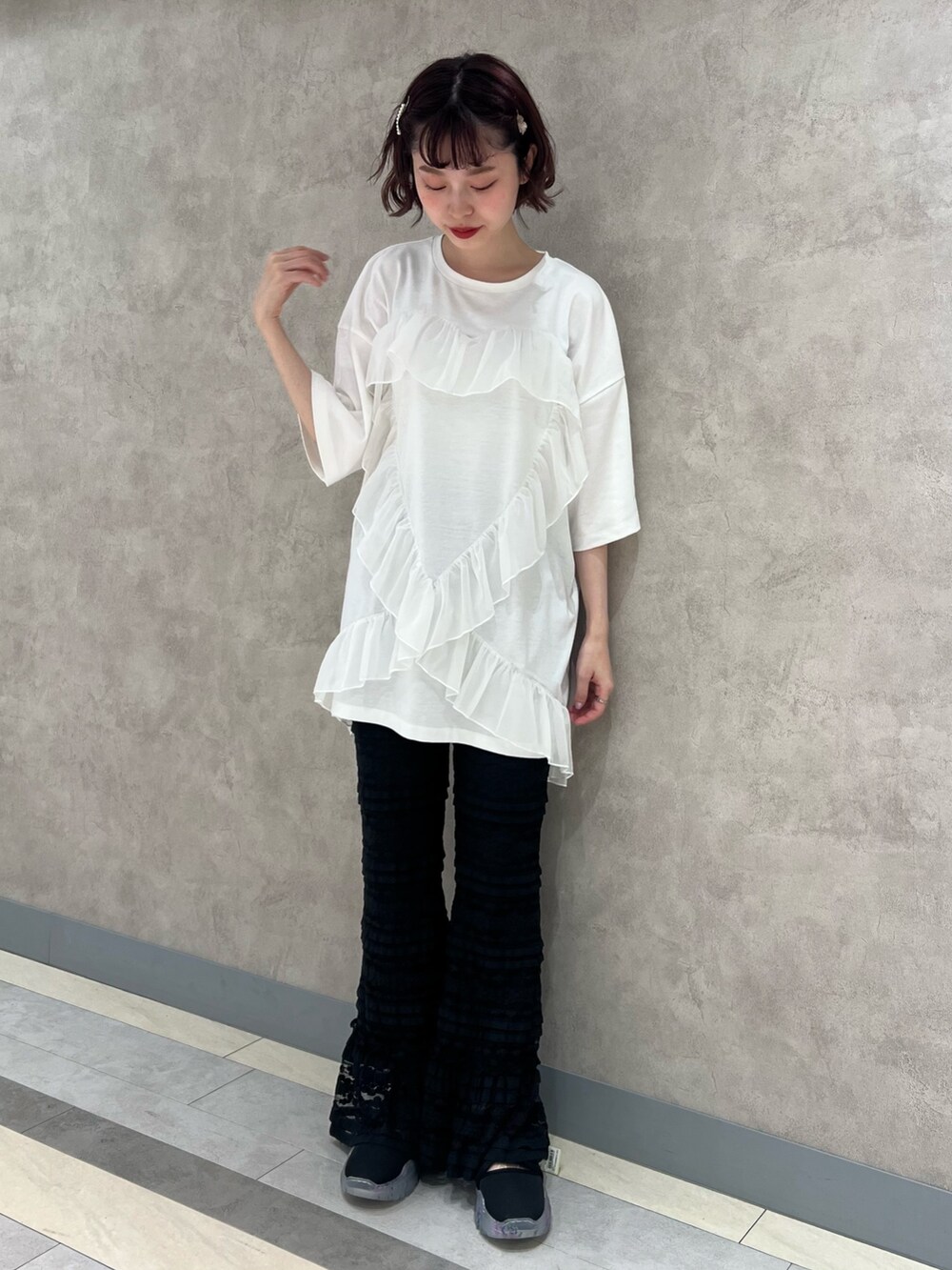 ブラック系のスウェットパンツ、ホワイト系のTシャツ/カットソー、ホワイト系のトートバッグを着用したレディースの夏コーディネートの6枚目の写真