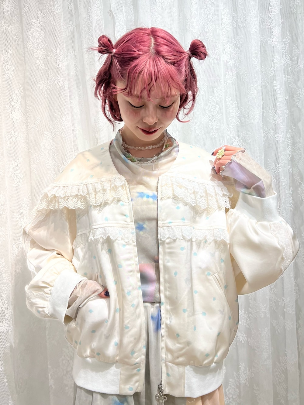 ピンク系のTシャツ/カットソー、ピンク系のスカート、ホワイト系のスニーカーを着用したレディースの春コーディネートの6枚目の写真