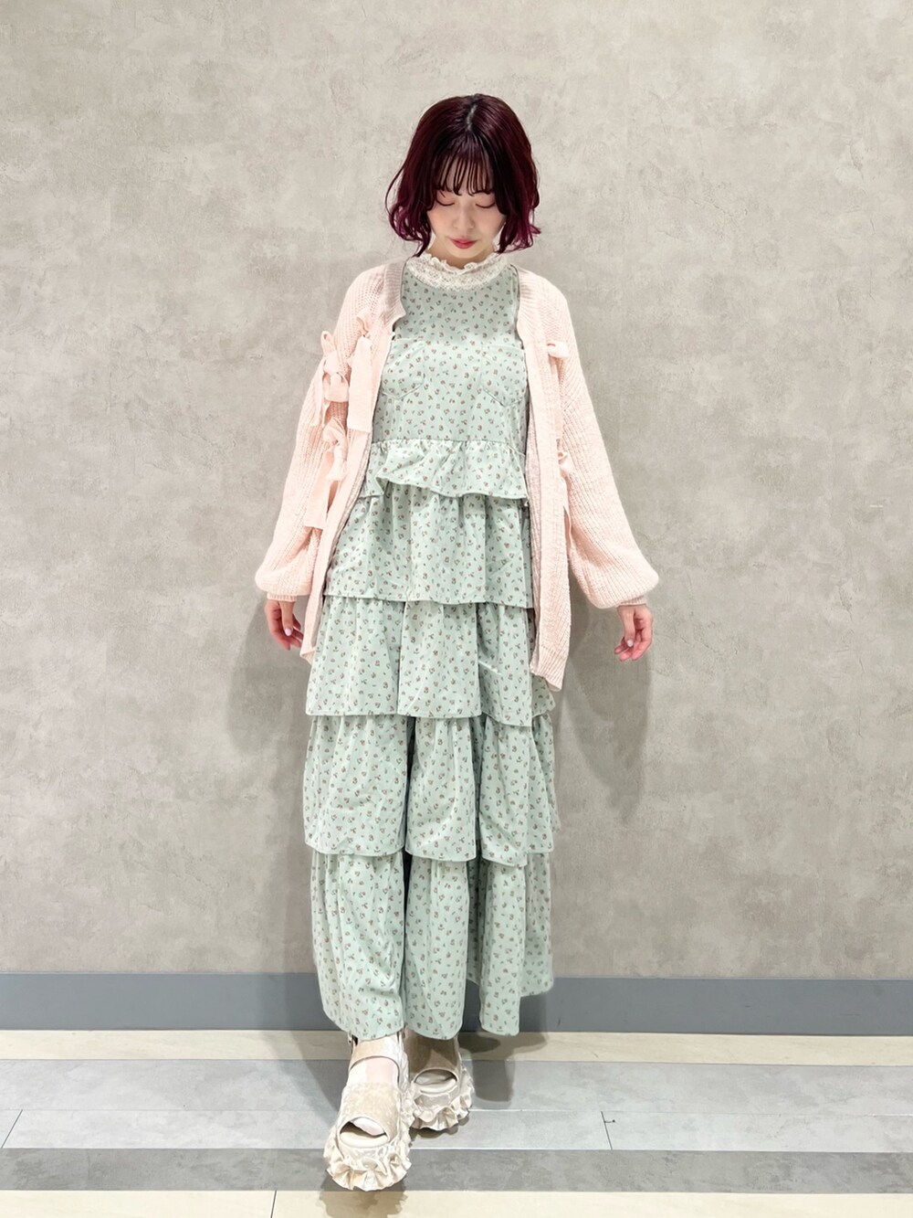 ホワイト系のTシャツ/カットソー、ピンク系のカーディガン/ボレロ、グリーン系のジャンパースカートを着用したレディースの秋コーディネートの2枚目の写真