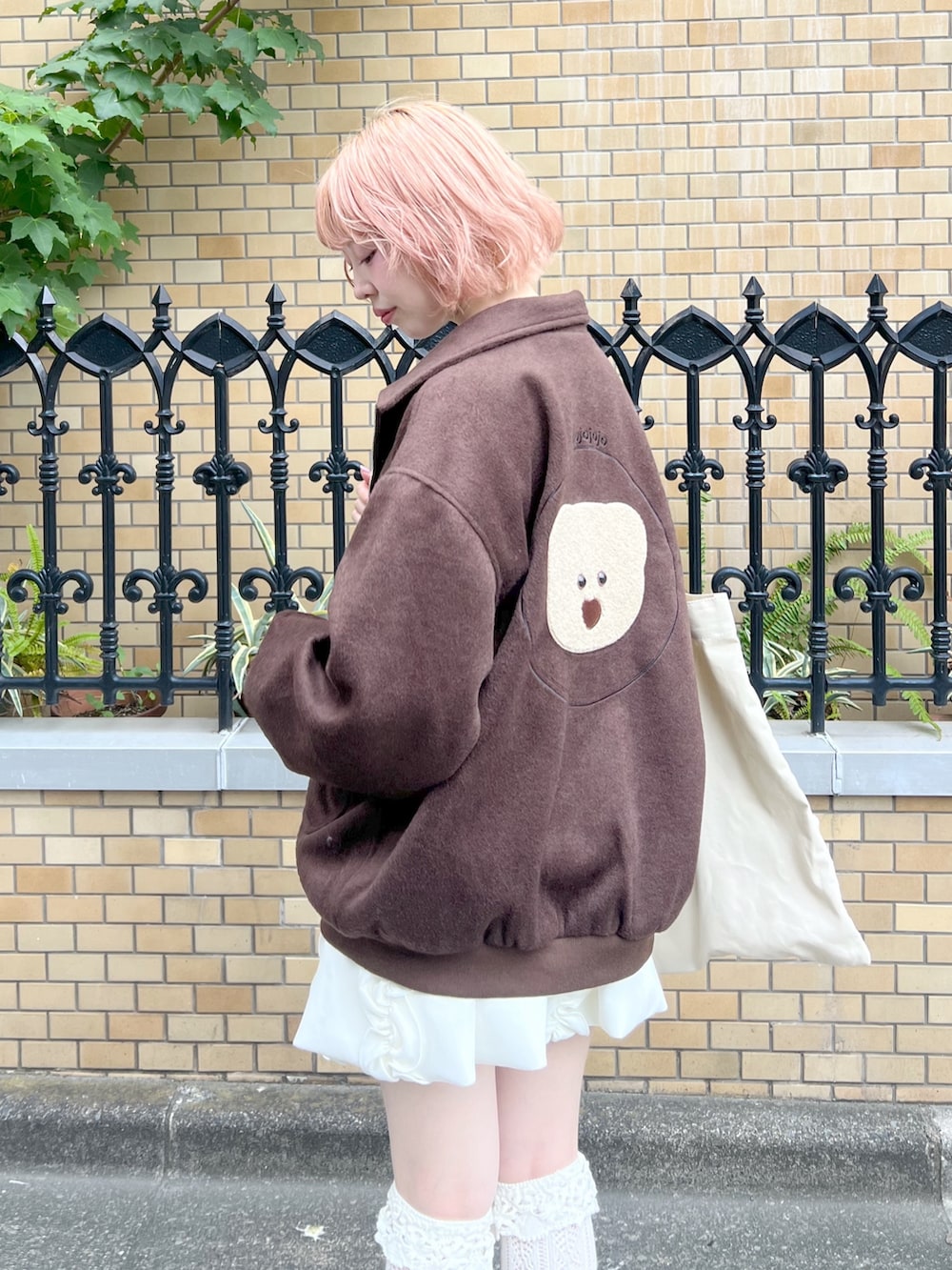 ピンク系のブーツ、ホワイト系のスカート、ホワイト系のスウェットを着用したレディースの秋コーディネートの7枚目の写真
