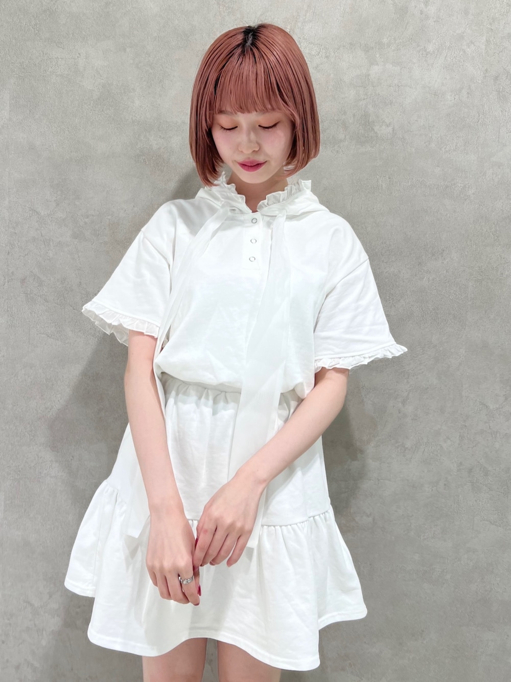 ホワイト系のワンピース、ホワイト系のスニーカーを着用したレディースの夏コーディネートの2枚目の写真