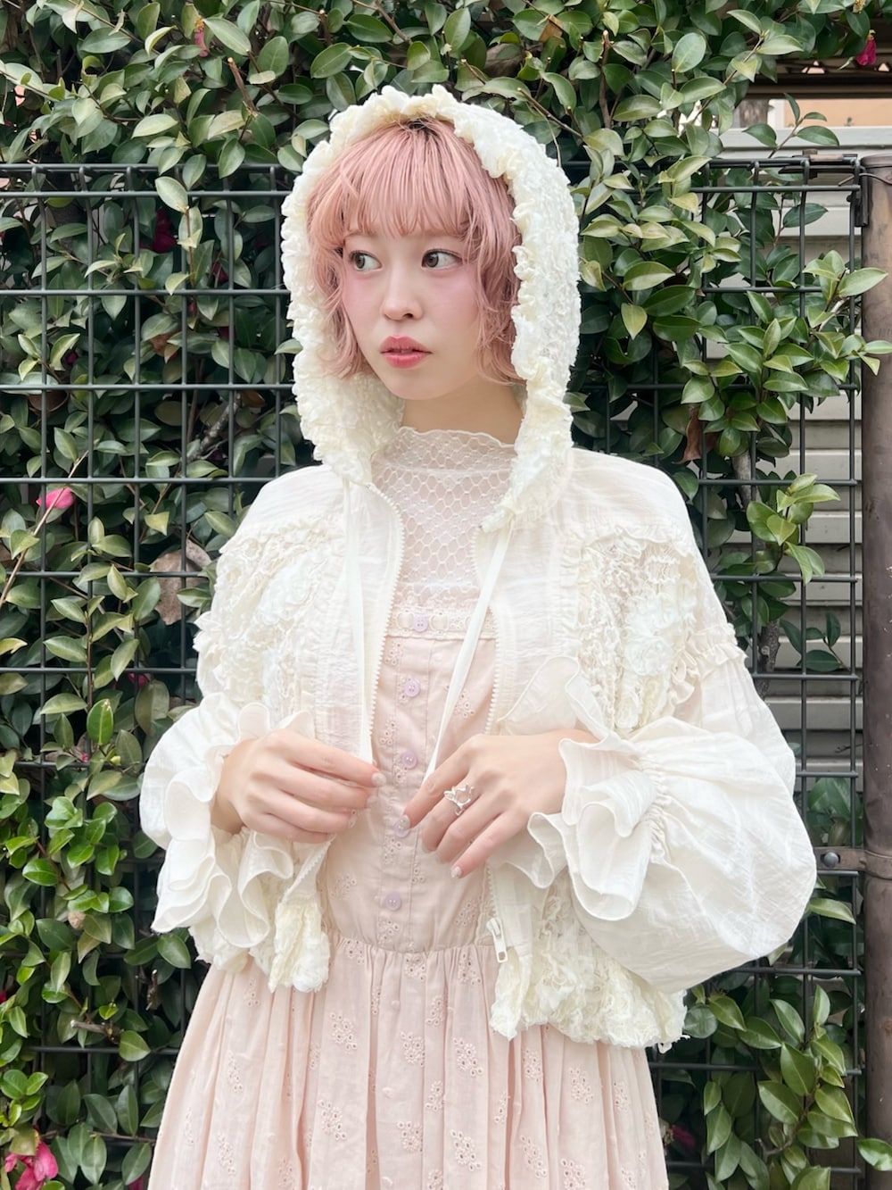 ホワイト系のブルゾン、ホワイト系のTシャツ/カットソー、ピンク系のワンピースを着用したレディースの冬コーディネートの10枚目の写真