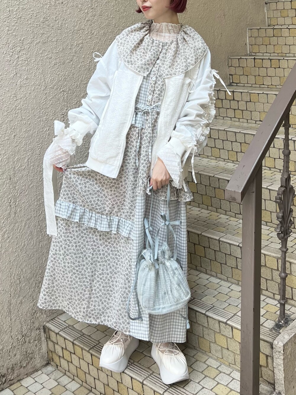 ホワイト系のバレエシューズ、ホワイト系のTシャツ/カットソー、ホワイト系のブルゾンを着用したレディースの春コーディネートの4枚目の写真