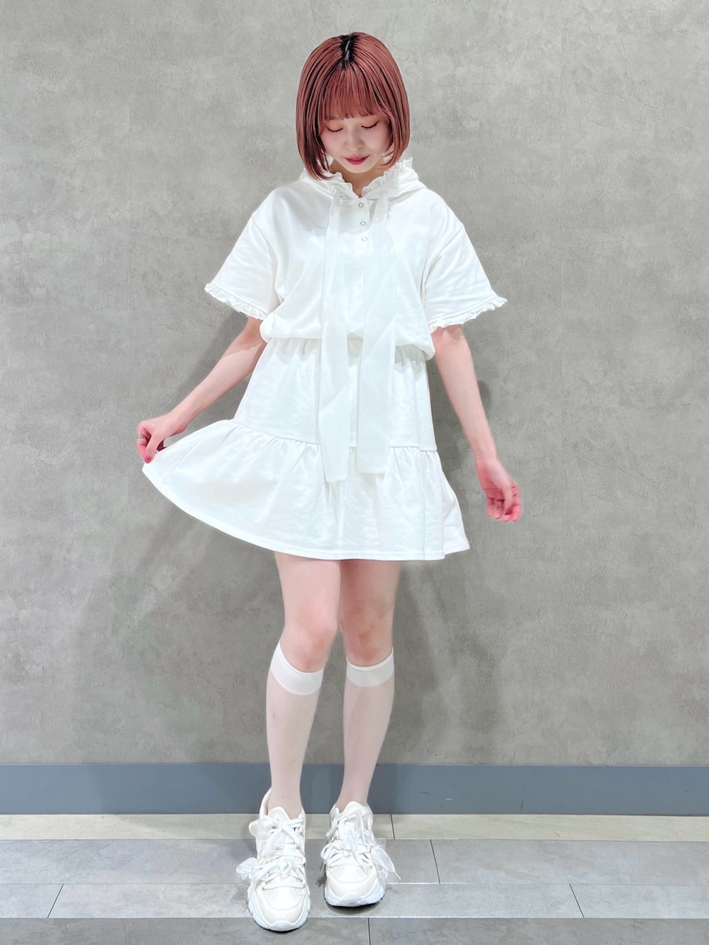 ホワイト系のワンピース、ホワイト系のスニーカーを着用したレディースの夏コーディネートの5枚目の写真