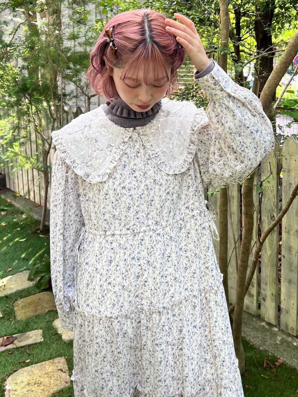 ホワイト系のワンピース、グレー系のニット/セーター、ブラック系のスニーカーを着用したレディースの秋コーディネートの6枚目の写真