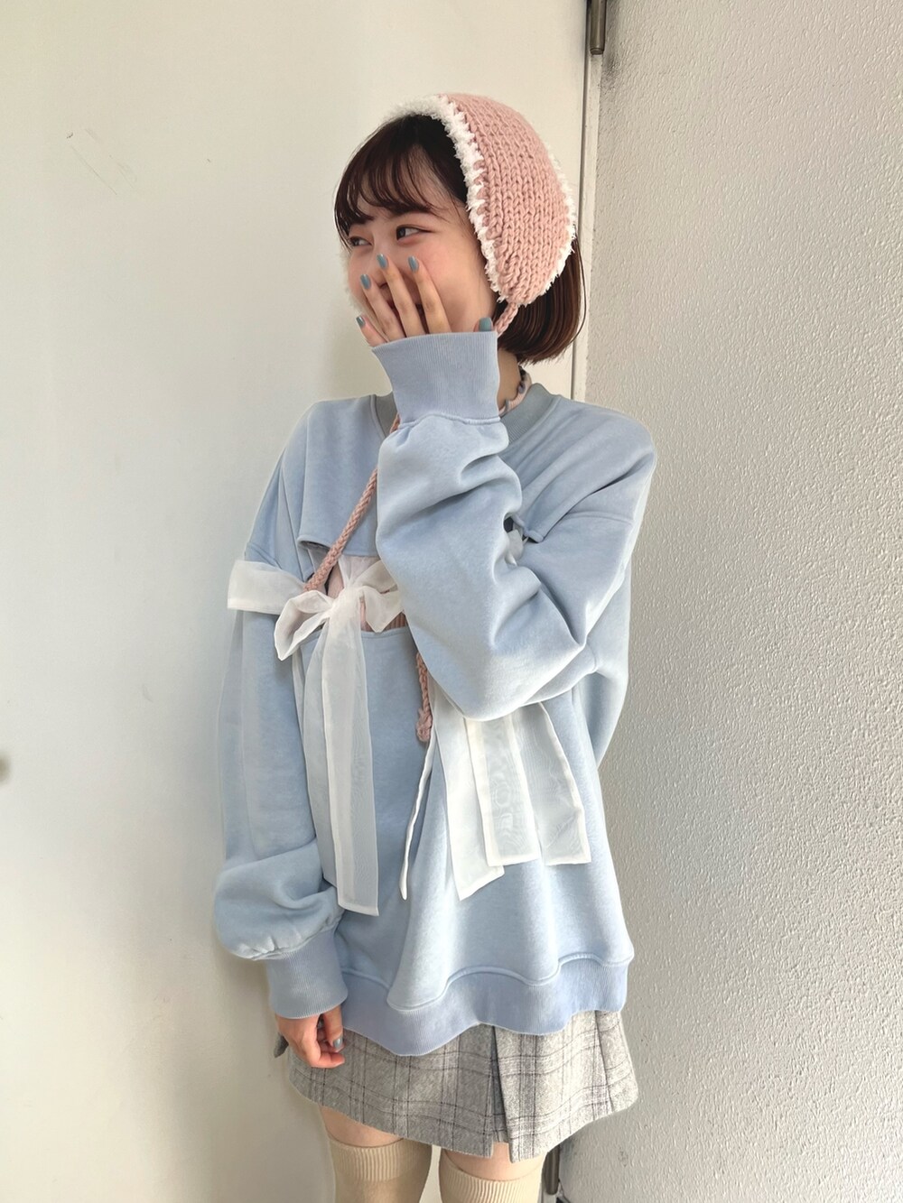 ブルー系のスウェット、グレー系のスカート、ピンク系のニット/セーターを着用したレディースの夏コーディネートの10枚目の写真