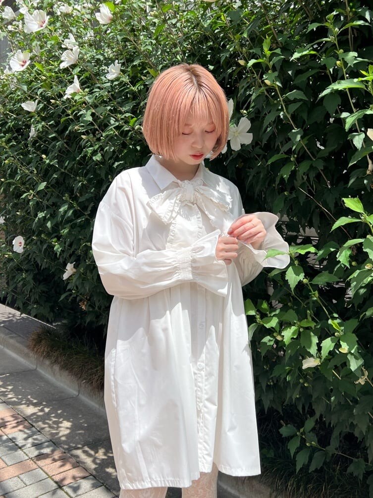 ホワイト系のワンピース、ホワイト系のローファーを着用したレディースの秋コーディネートの5枚目の写真