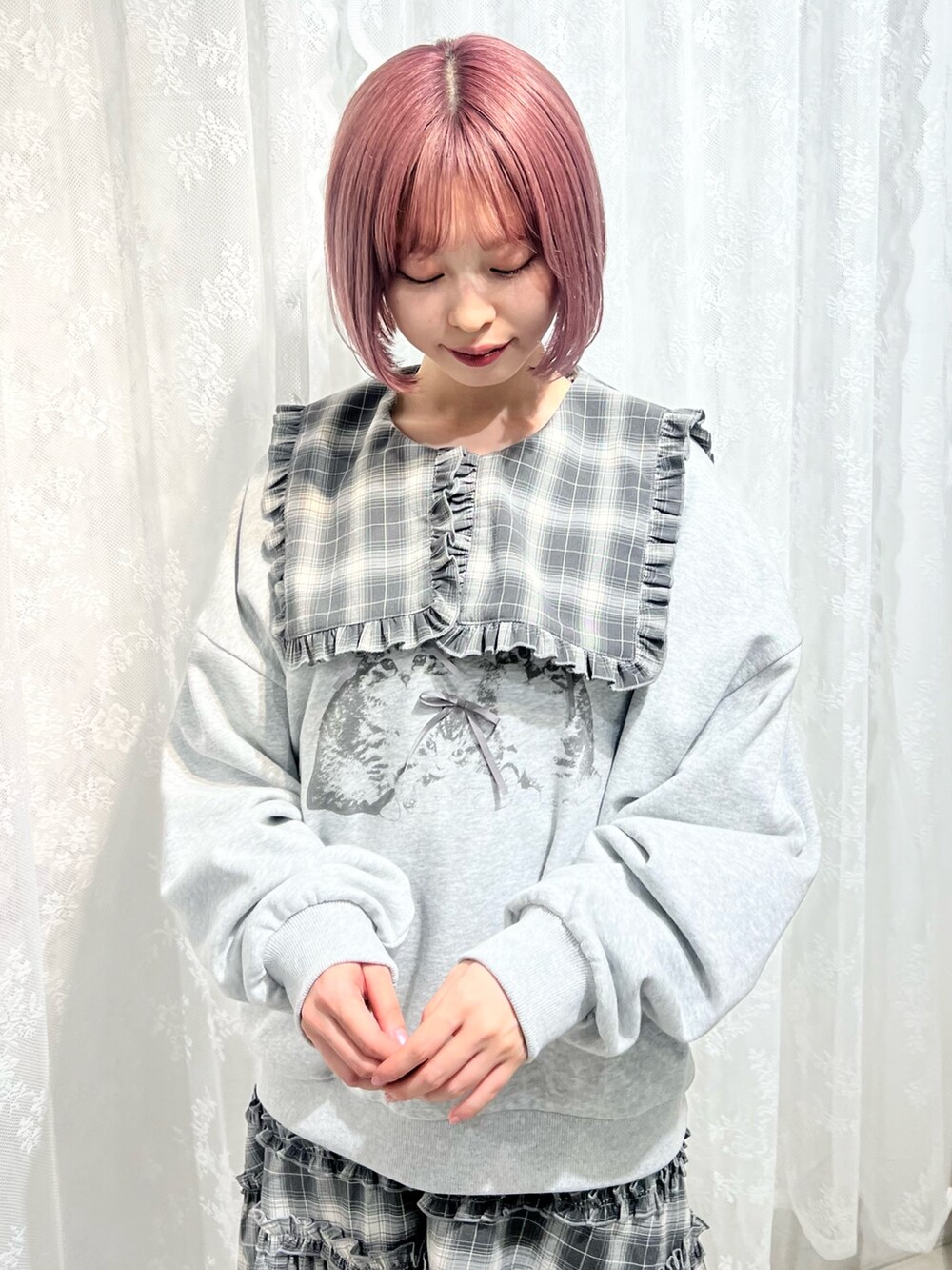 グレー系のスウェット、グレー系のワンピース、シルバー系のバレエシューズを着用したレディースの秋コーディネートの5枚目の写真