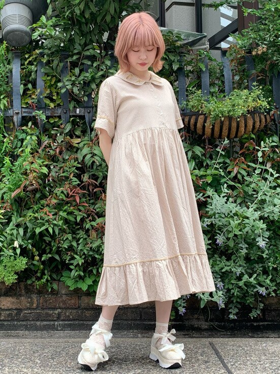 「merryjenny」｜「merry jennyのくるくるパイピングカラーワンピース（ワンピース、ベージュ系）」を使った、sumomoさん（レディース・156cm）の春コーディネートの2枚目の写真