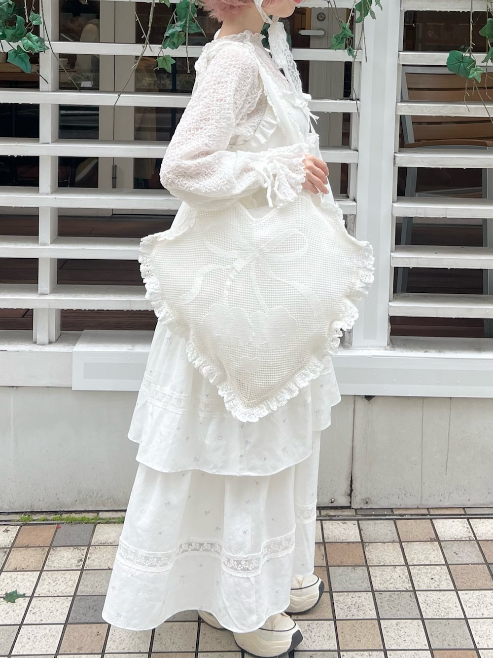 ホワイト系のワンピース、ホワイト系のTシャツ/カットソー、ホワイト系のトートバッグを着用したレディースの冬コーディネートの4枚目の写真