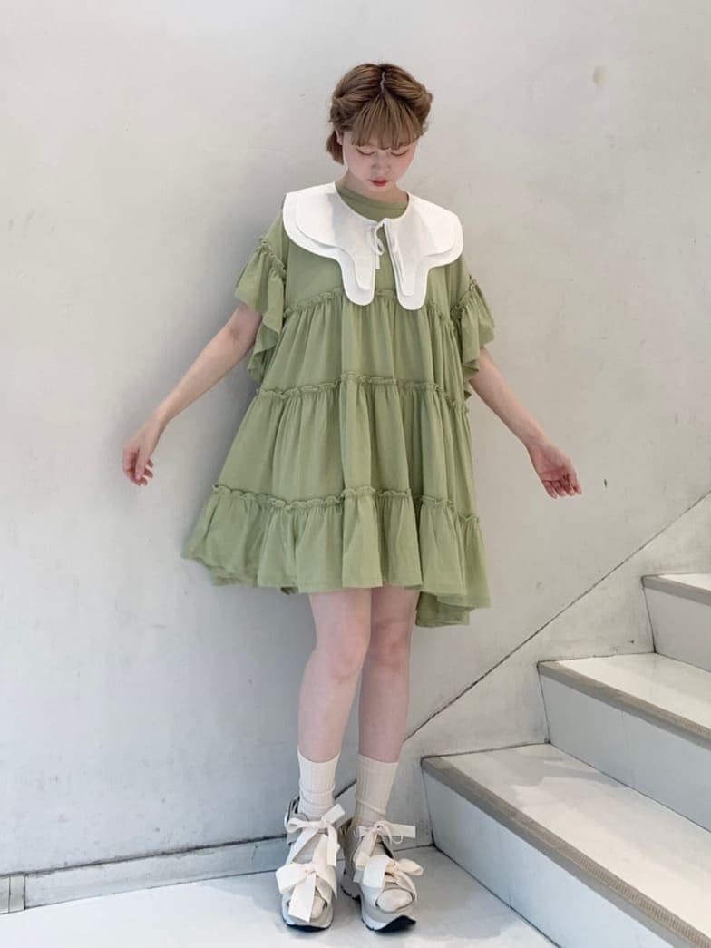 ホワイト系のサンダル、グリーン系のワンピース、ホワイト系の付け襟を着用したレディースの春コーディネートの4枚目の写真