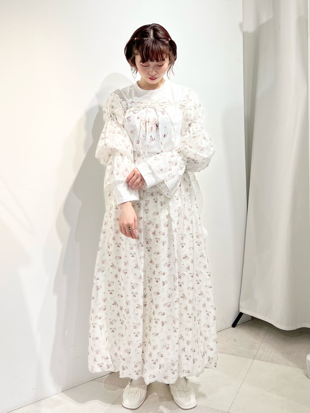 ホワイト系のパンプス、ホワイト系のカーディガン/ボレロ、ホワイト系のTシャツ/カットソーを着用したレディースの春コーディネートの7枚目の写真