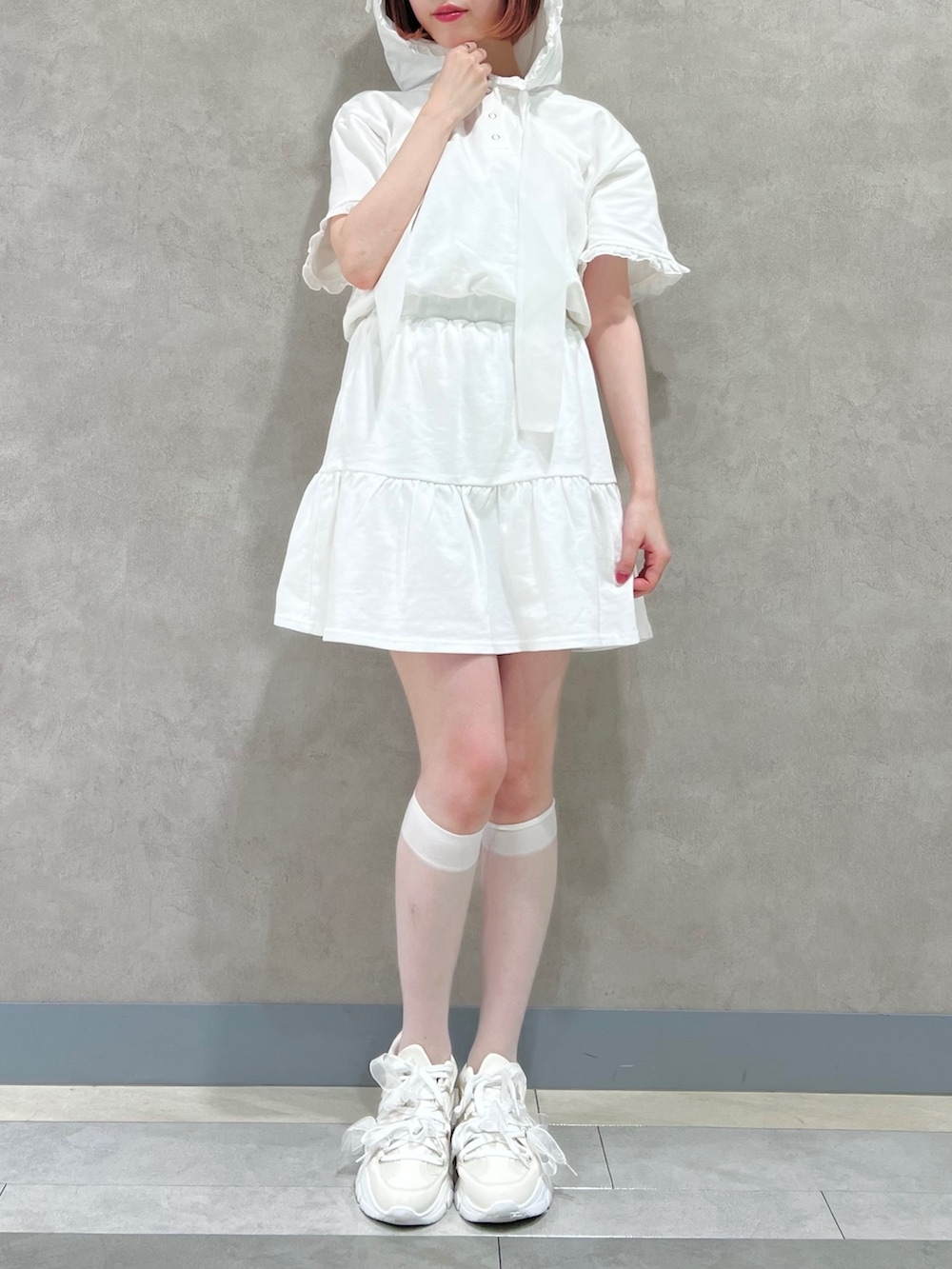 ホワイト系のワンピース、ホワイト系のスニーカーを着用したレディースの夏コーディネートの4枚目の写真