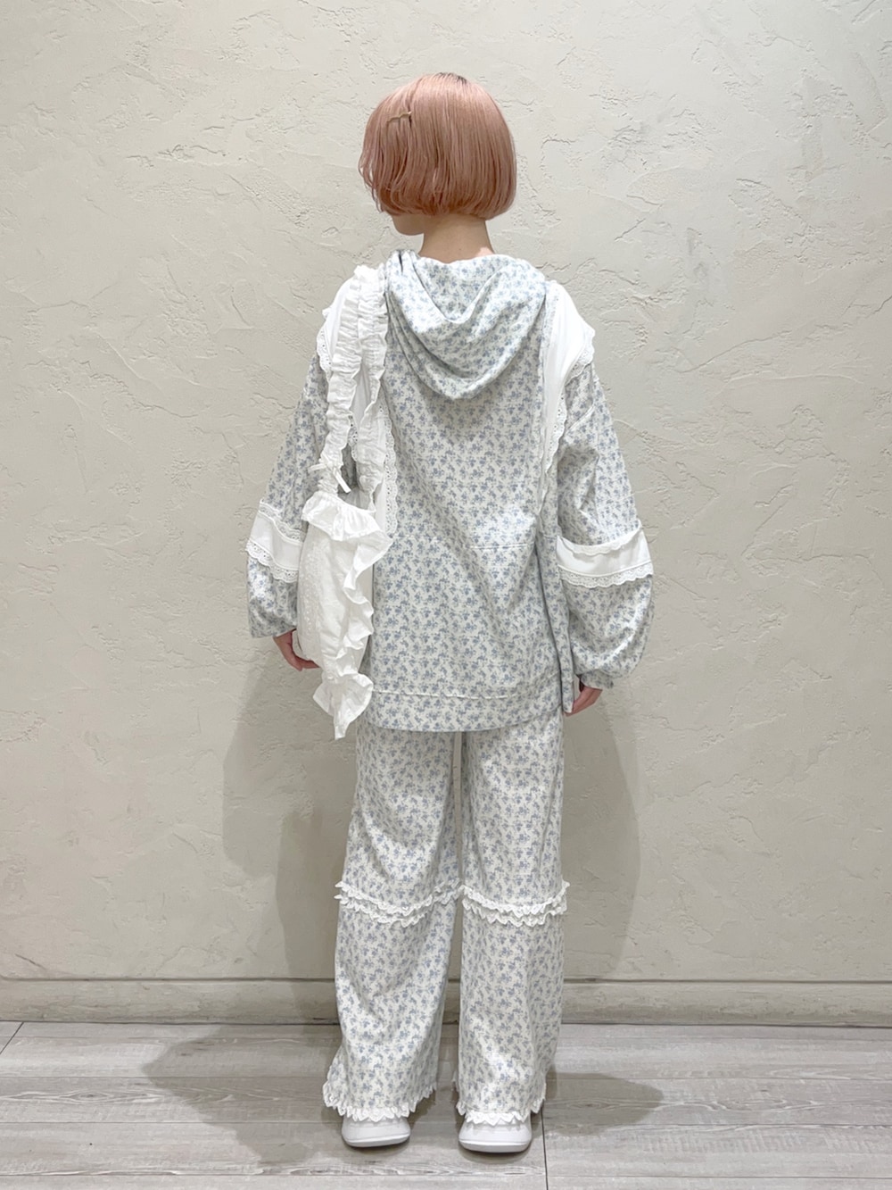 ブルー系のパーカー、ブルー系のカーゴパンツ、ホワイト系のトートバッグを着用したレディースの秋コーディネートの3枚目の写真