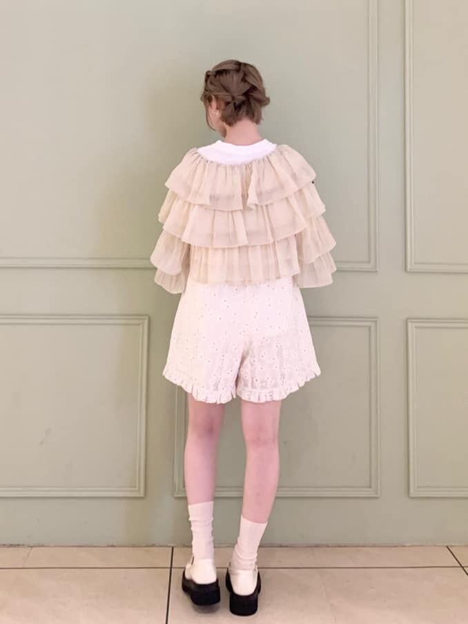 ブラック系のショルダーバッグ、ホワイト系のTシャツ/カットソー、ホワイト系のその他パンツを着用したレディースの春コーディネートの4枚目の写真