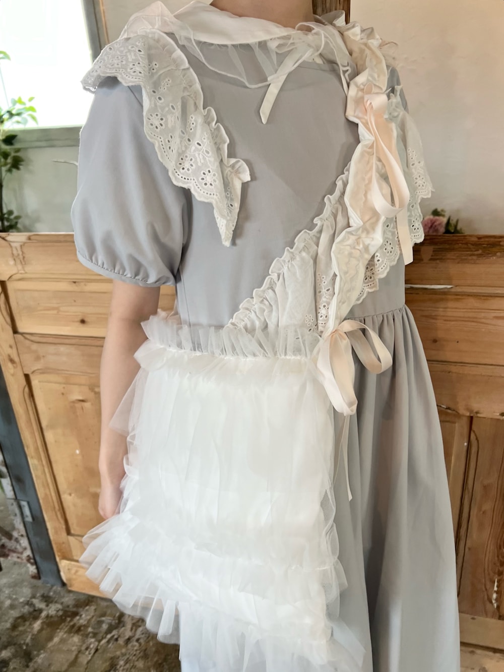 ホワイト系のシャツ/ブラウス、ブルー系のワンピース、ホワイト系のトートバッグを着用したレディースの春コーディネートの8枚目の写真