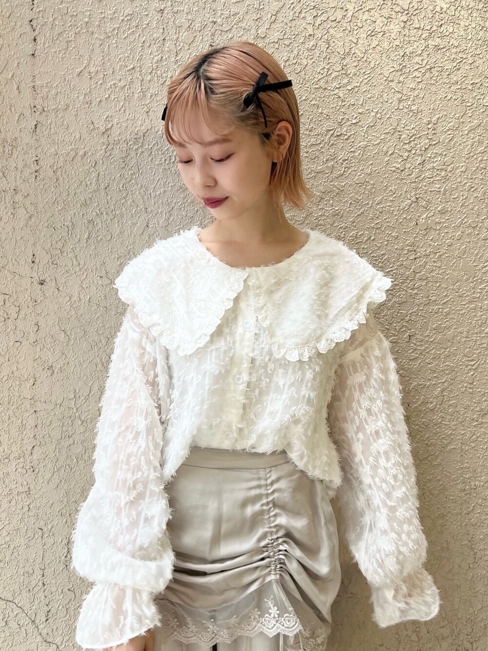 ホワイト系のシャツ/ブラウス、グレー系のスラックス、ブラック系のバレエシューズを着用したレディースの夏コーディネートの7枚目の写真